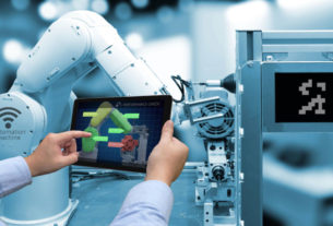 Image of an Industrial Robotic Engineer with his tablet to operate and program the collaborative robot.