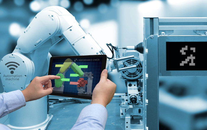 Image of an Industrial Robotic Engineer with his tablet to operate and program the collaborative robot.